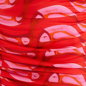Close-up-del-estampado-de-tucanes-en-tonos-vibrantes.
