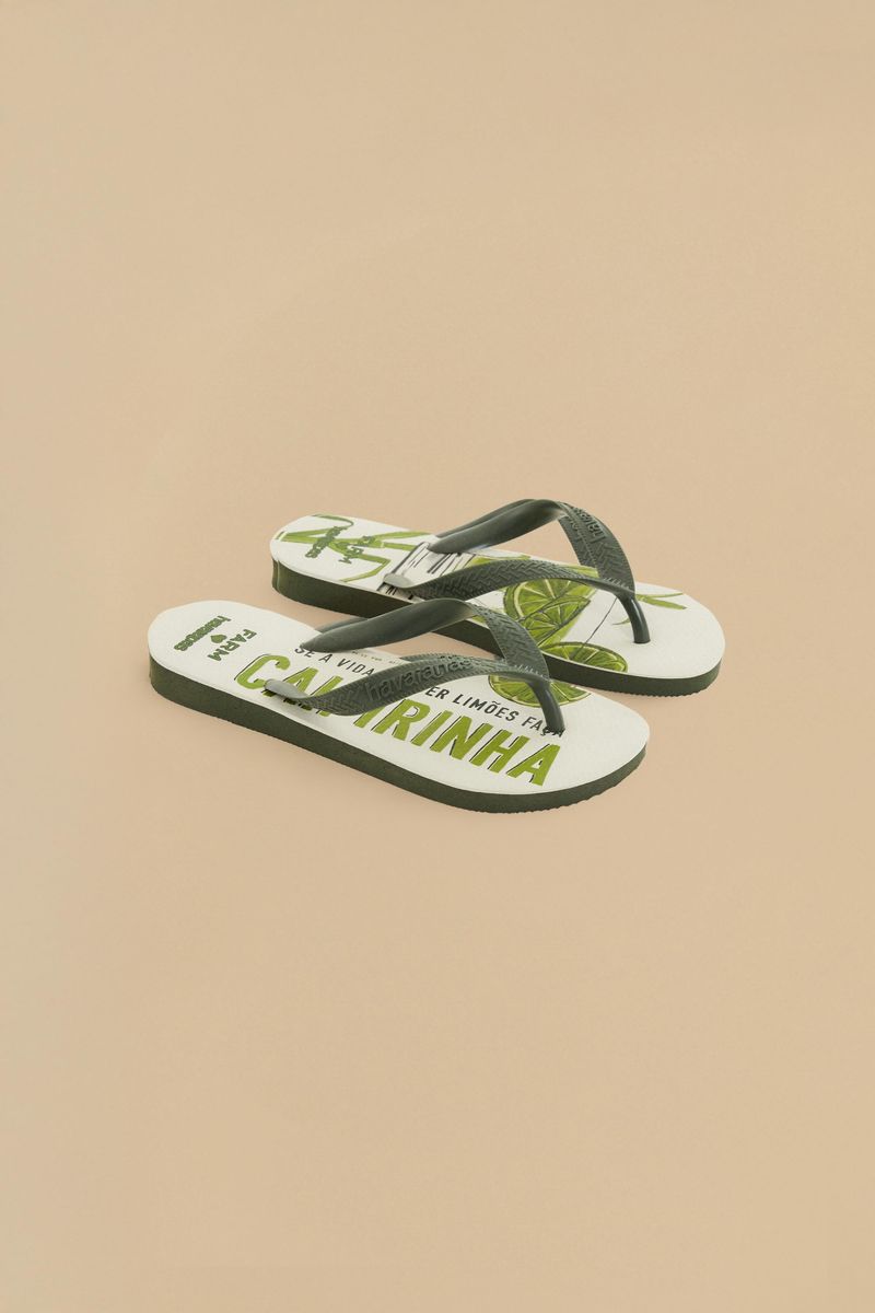 Sandalia Havaiana Caipirinha vista lateral mostrando detalles del estampado tropical y las correas.