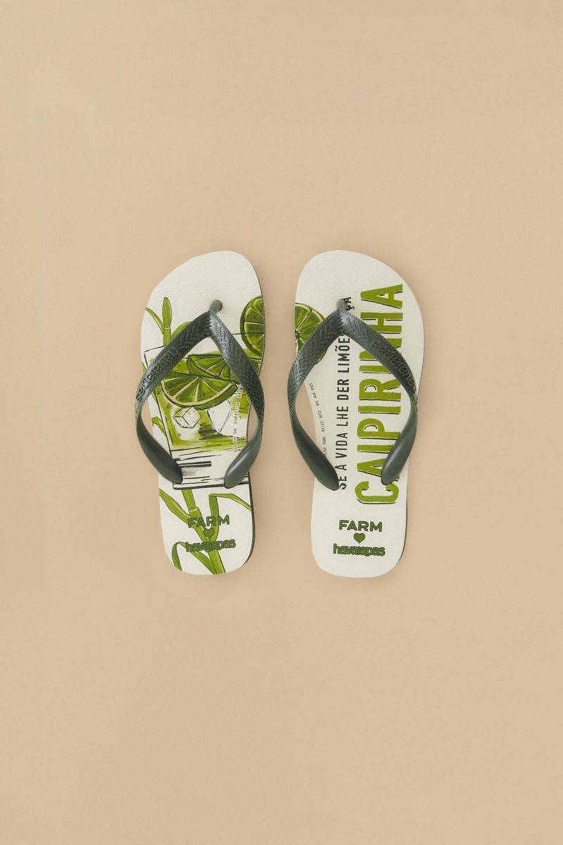 Vista superior de la Sandalia Havaiana Caipirinha destacando el estampado de frutas y follaje.