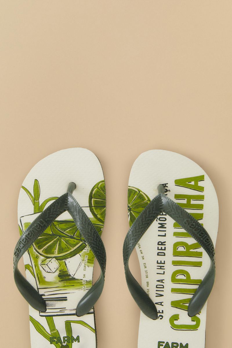 Detalle del estampado tropical en la Sandalia Havaiana Caipirinha con elementos de frutas y follaje.