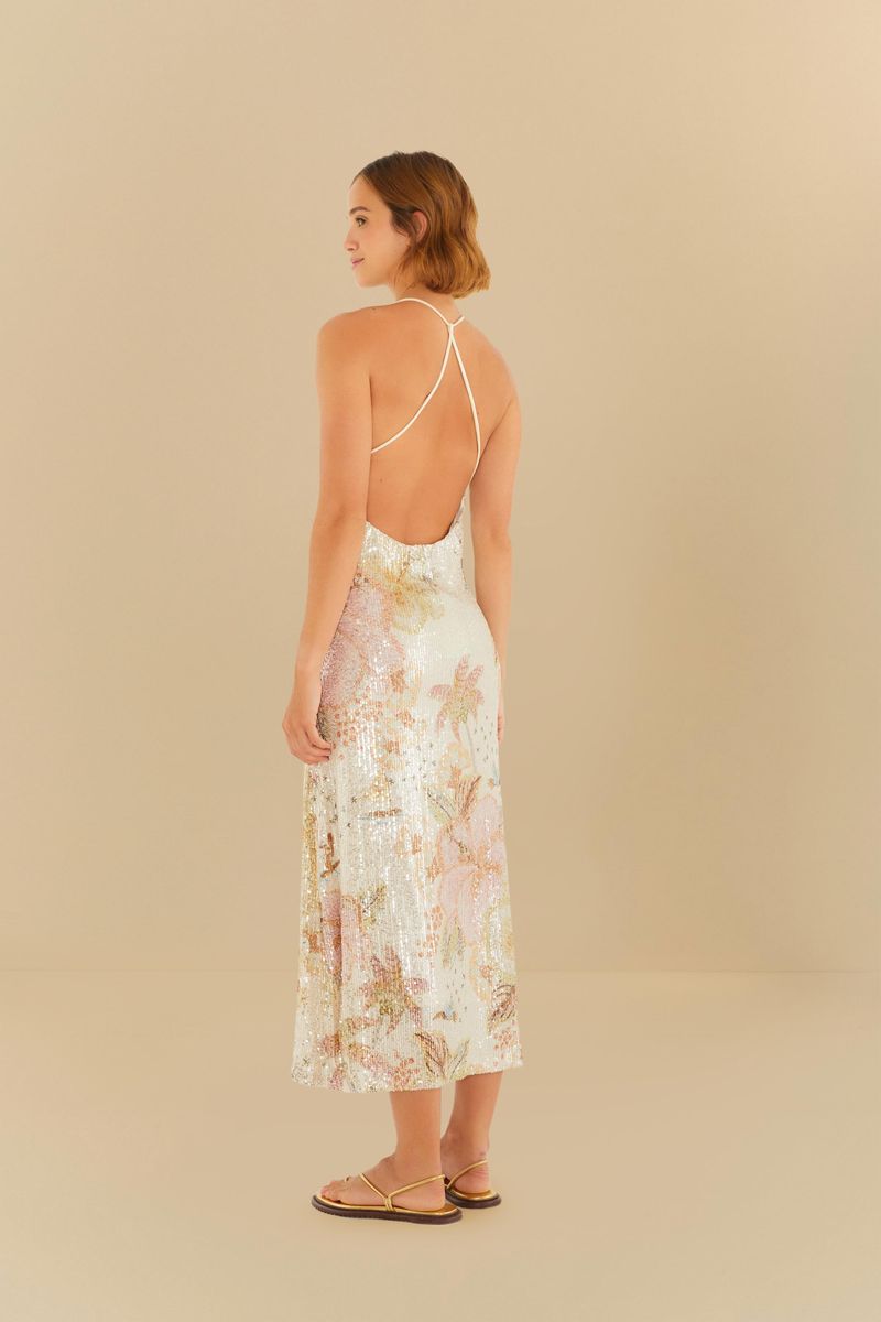 Detalle del escote en V del vestido con estampado floral y lentejuelas.