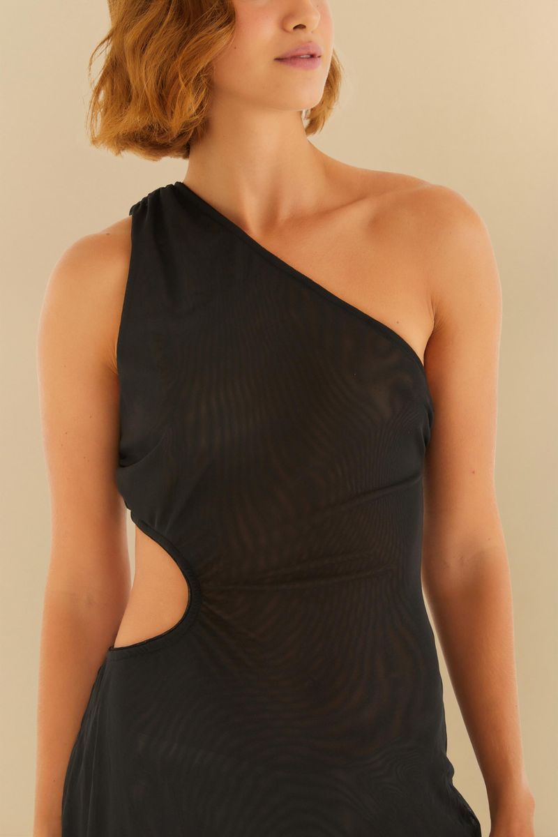 Detalle-del-tejido-de-tul-negro-del-vestido-mostrando-textura-y-transparencia.