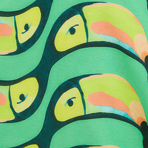Detalle-del-estampado-de-tucanes-en-tonos-vibrantes-de-verde-y-amarillo-en-la-tela-del-vestido.