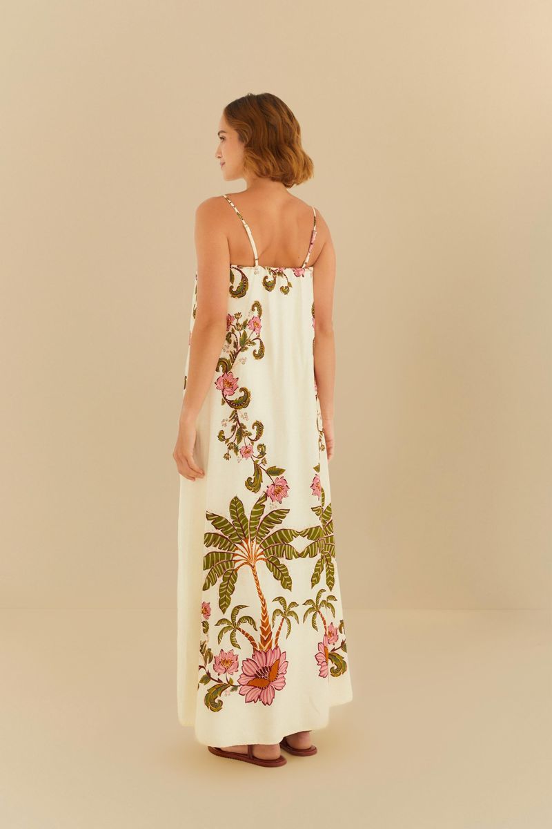 Vista trasera del vestido largo con estampado tropical, mostrando la caída suelta.