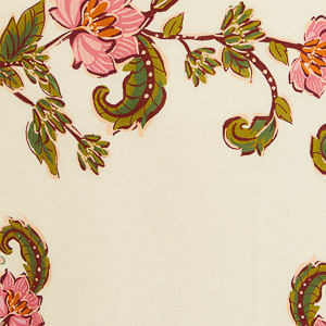 Detalle-del-estampado-tropical-con-flores-y-hojas-en-la-parte-inferior-del-vestido.