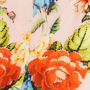 Vista-completa-del-macacon-floral-destacando-el-largo-y-el-estampado.