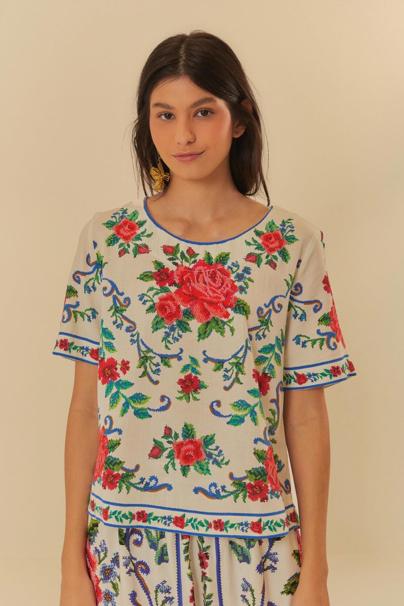 Modelo-usando-camiseta-floral-con-patron-botanico-vibrante-vista-frontal.