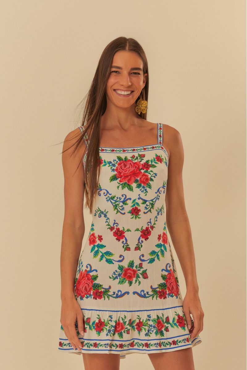 Imagen de una mujer usando un vestido corto con estampado floral, vista frontal.