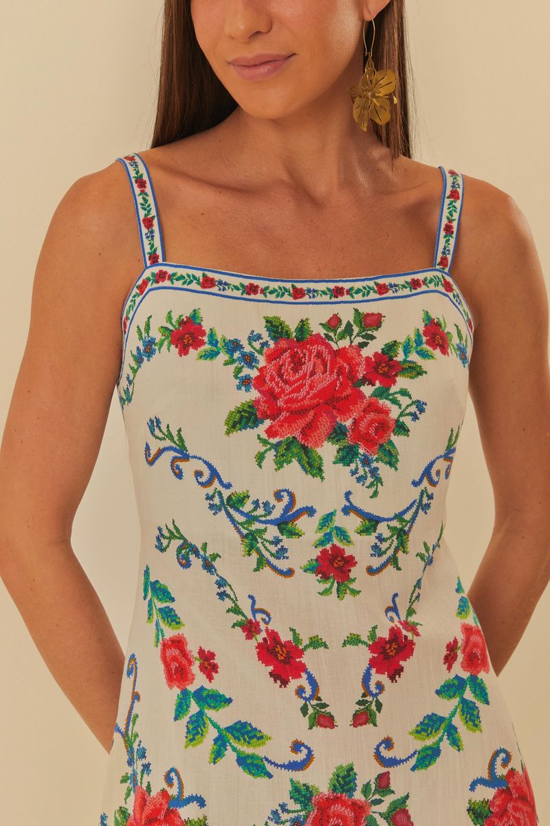 Primer plano del escote y las tiras del vestido con detalles de flores.