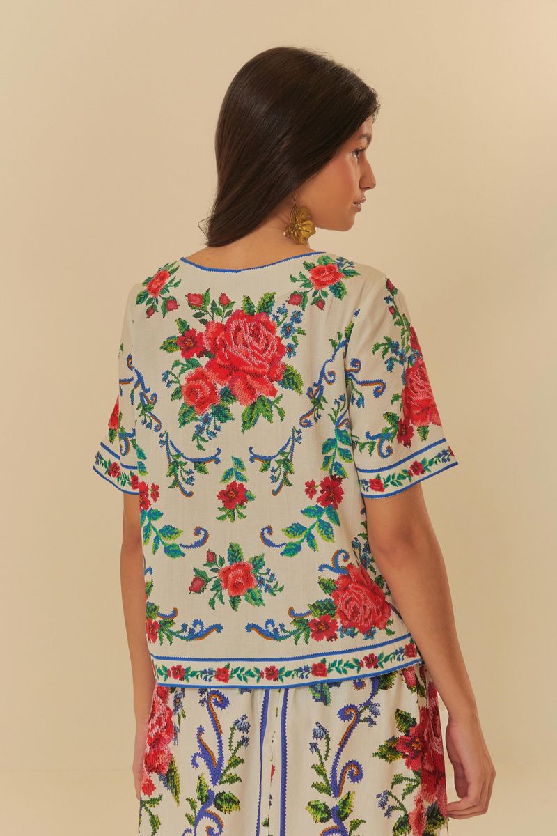 Vista-lateral-de-la-camiseta-floral-mostrando-el-patron-y-el-caimiento.