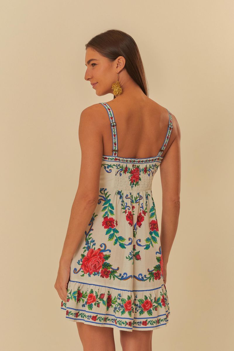 Vista trasera del vestido mostrando el diseño de la espalda y el estampado floral.