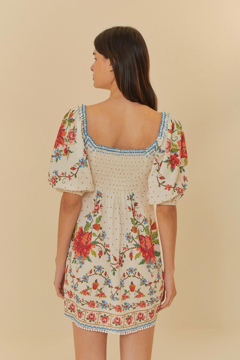 Vista-trasera-del-vestido-corto-floral-con-escote-cuadrado-y-detalles-de-costura.