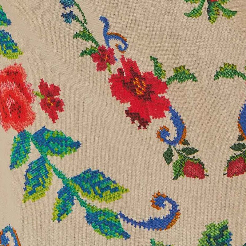 Detalle-del-estampado-floral-del-vestido-con-elementos-en-rojo-y-verde.