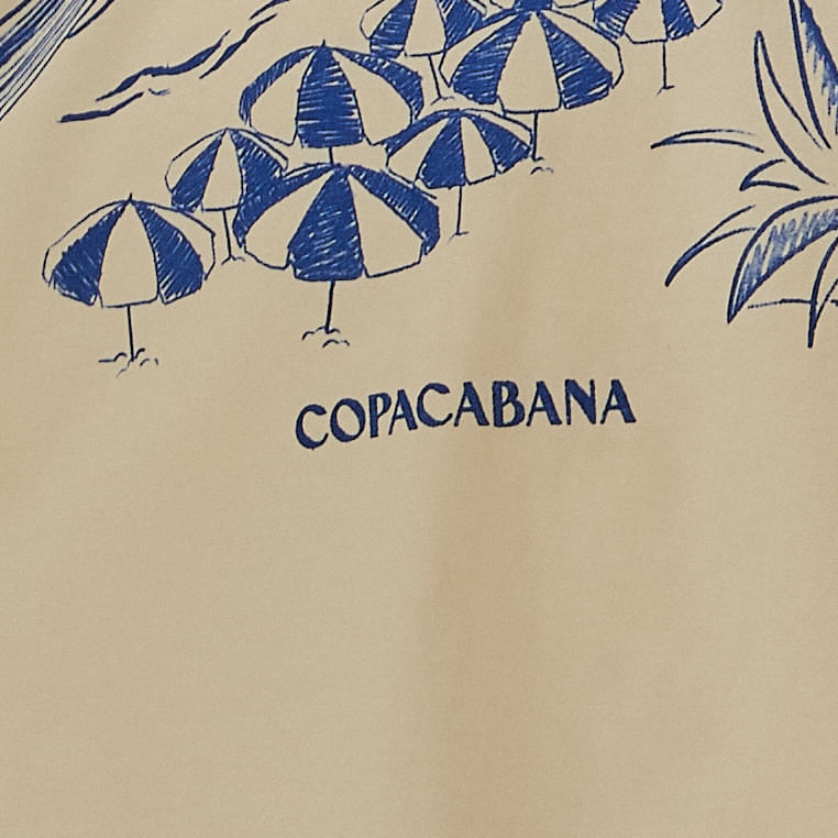 Detalle-del-estampado-en-la-camiseta-combinada-con-la-falda.