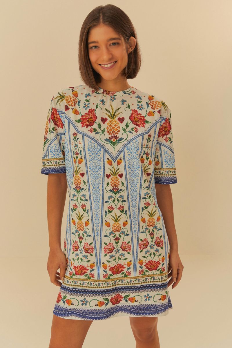 Acercamiento del Vestido Tshirt Básico Azira mostrando detalles del estampado botánico.
