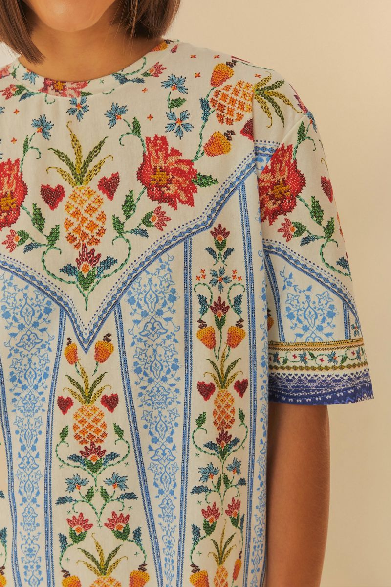 Detalle del escote redondo del Vestido Tshirt Básico Azira con estampado botánico.
