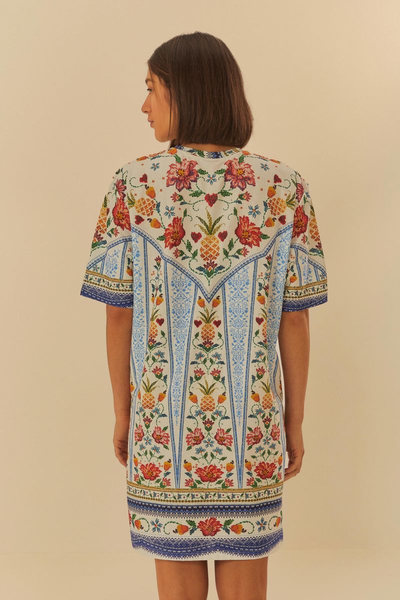 Vista trasera del Vestido Tshirt Básico Azira destacando el estampado botánico completo.