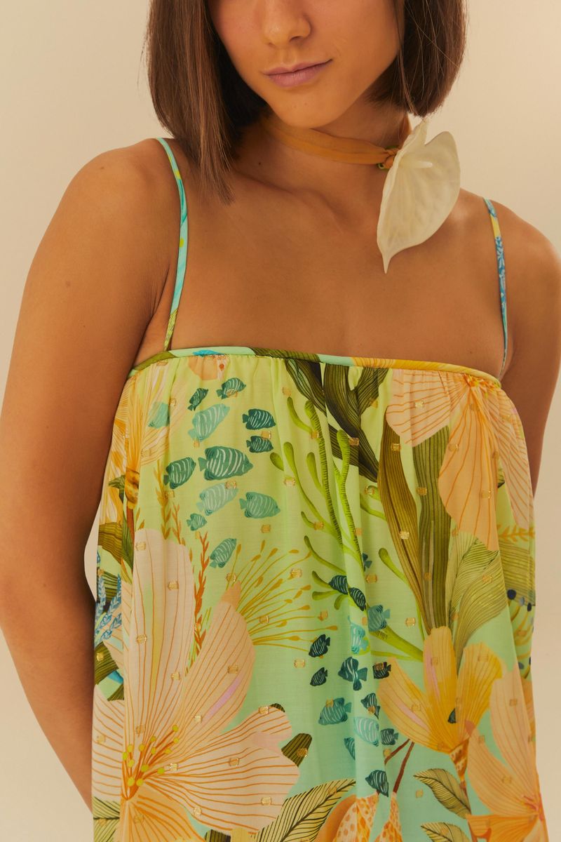 Imagen de un vestido largo estampado con tirantes finos, presentado desde la parte posterior.