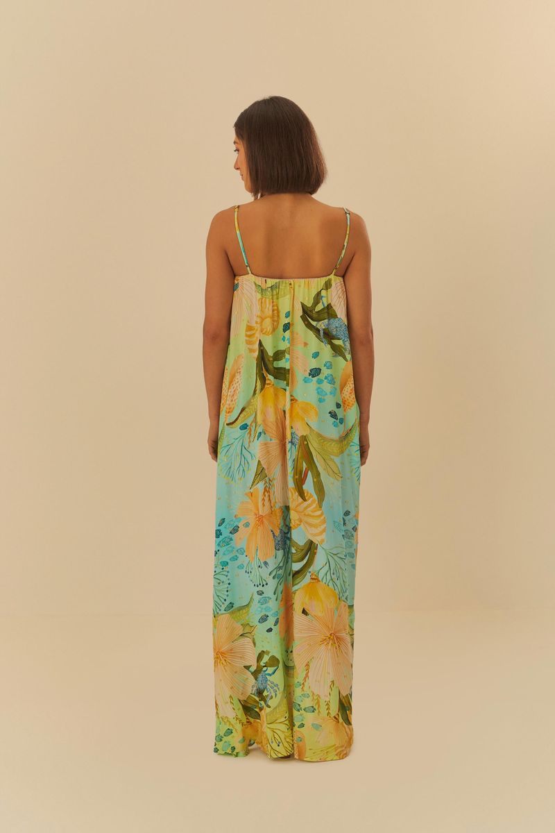 Detalle del estampado del vestido mostrando elementos florales y acuáticos.