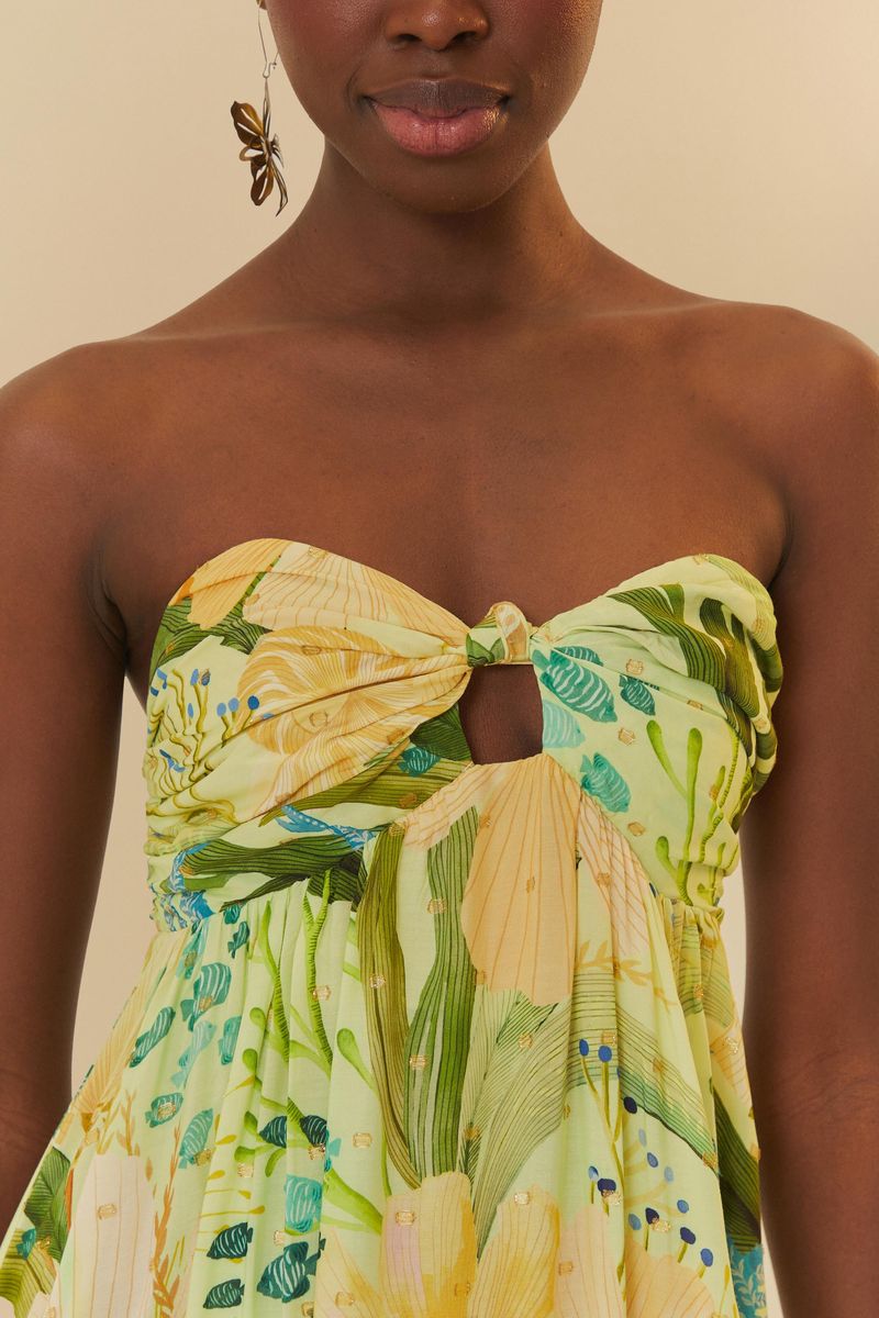Vestido largo estampado con escote frente única y detalle de nudo en la parte superior, mostrado en vista posterior.
