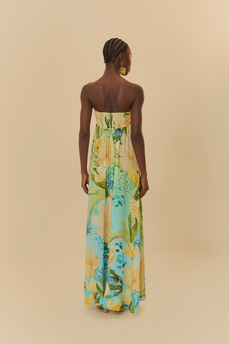 Detalle del escote frente única con nudo y estampado floral del vestido largo.