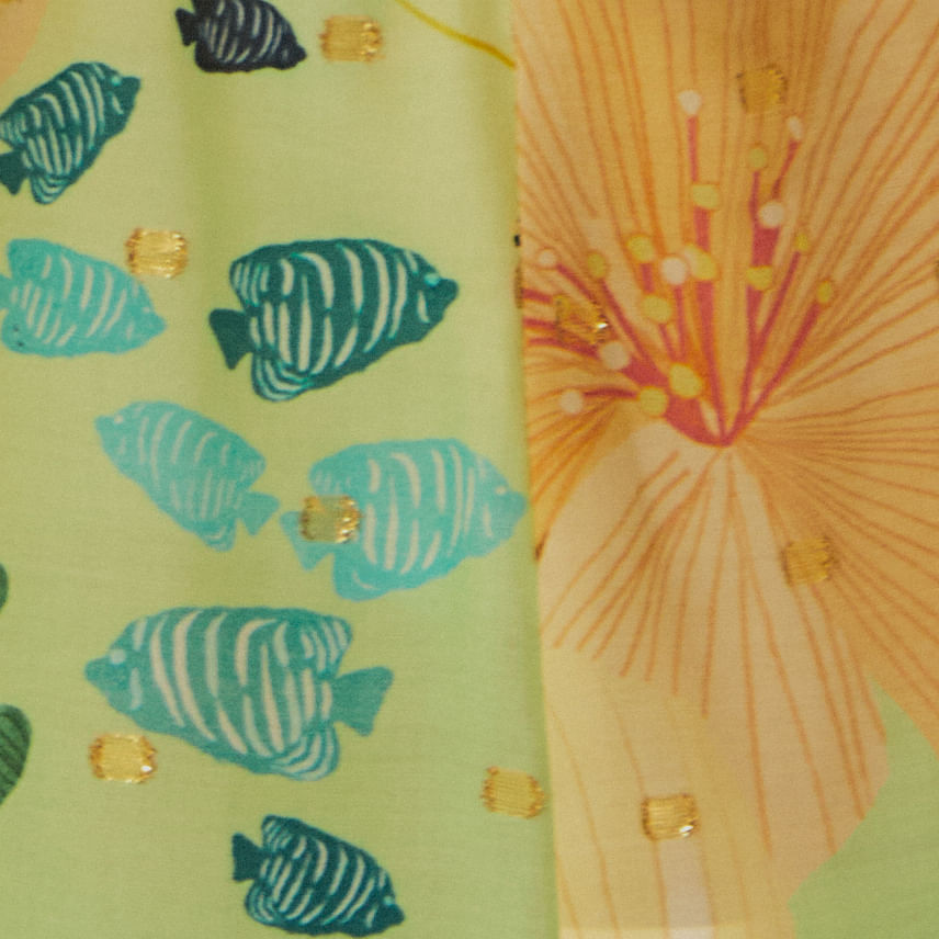 Close-up-de-la-estampa-floral-tropical-en-tonos-de-verde-azul-y-amarillo-del-macacao.