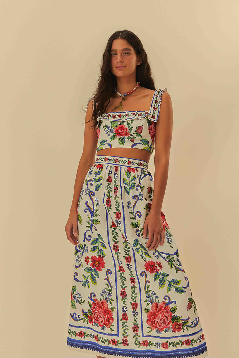 Vista-frontal-de-una-falda-midi-estampada-con-flores-vibrantes-en-tonos-de-rojo-azul-y-verde-sobre-fondo-claro.