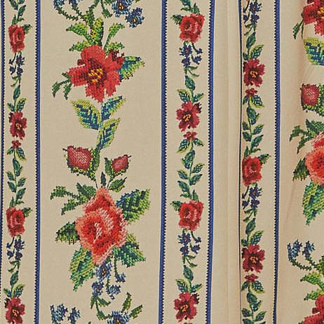 Acercamiento-del-diseño-floral-del-vestido-con-detalles-de-rayas-y-flores.