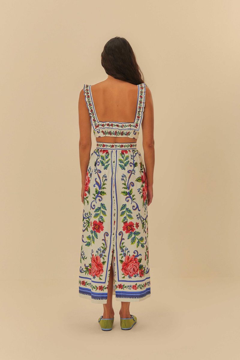 Vista lateral de una falda midi estampada con flores vibrantes, destacando el ajuste en la cintura.