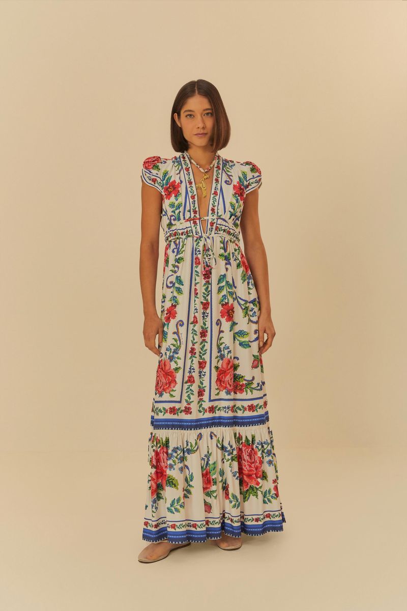 Vista frontal del vestido largo estampado floral, resaltando el ajuste en la cintura y mangas cortas.