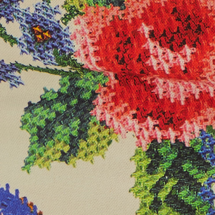 Primer-plano-del-escote-y-volantes-de-la-Blusa-Flor-Realeza.