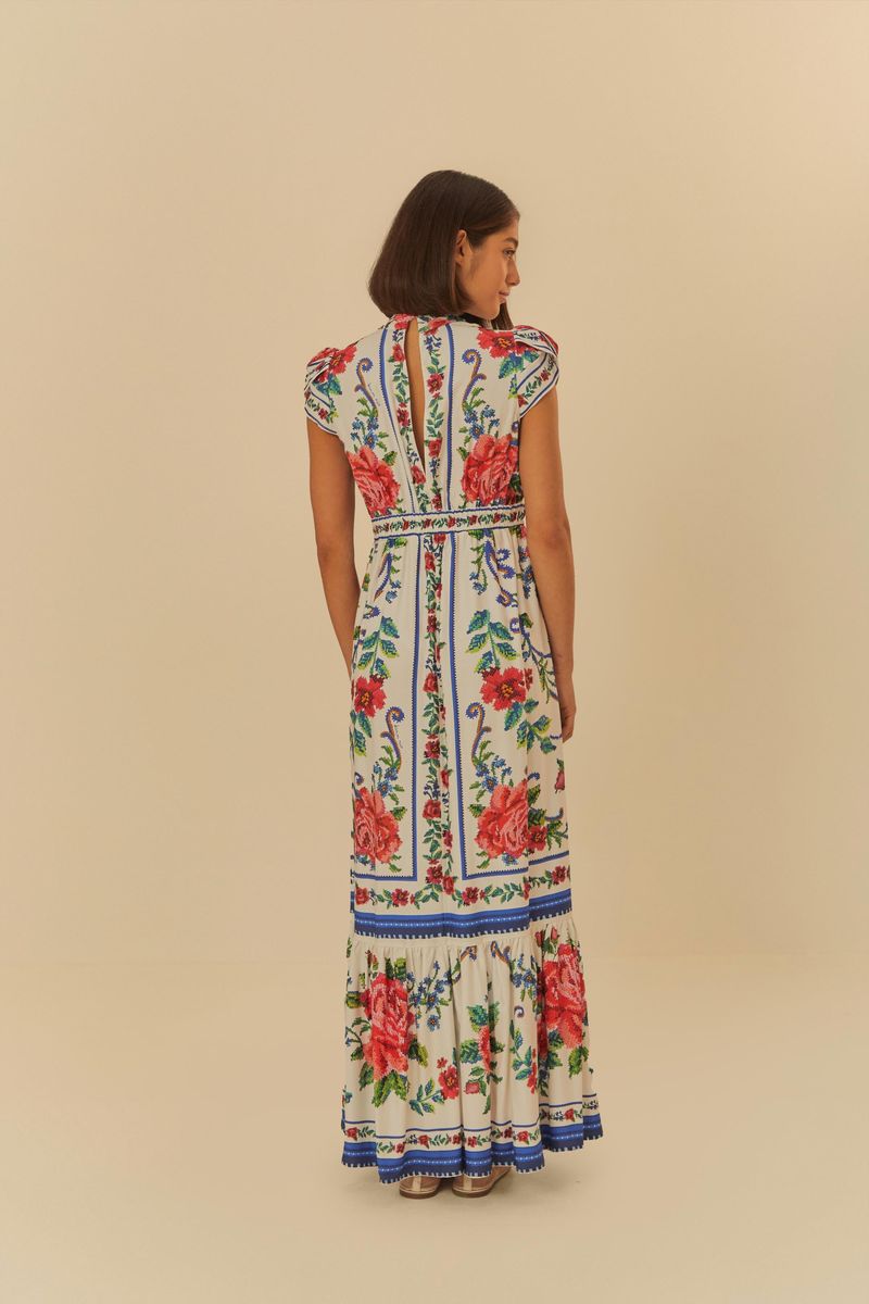 Vista trasera del vestido largo estampado floral, mostrando el diseño detallado y la barra en capas.