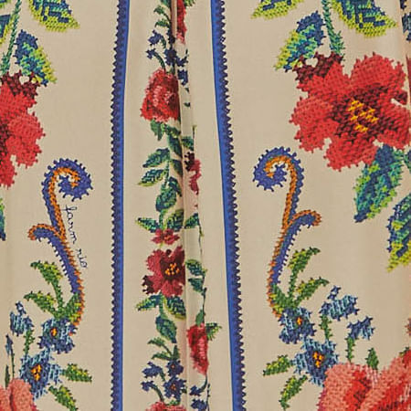 Detalle-del-estampado-floral-del-vestido-con-elementos-botanicos-y-colores-vivos.