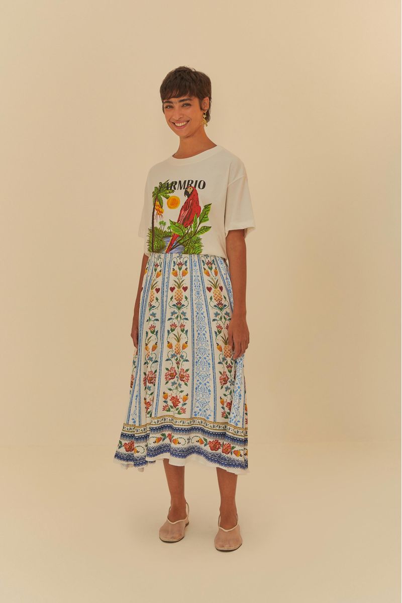 Falda Godé Azira con estampado floral y botánico, vista trasera con camiseta blanca.