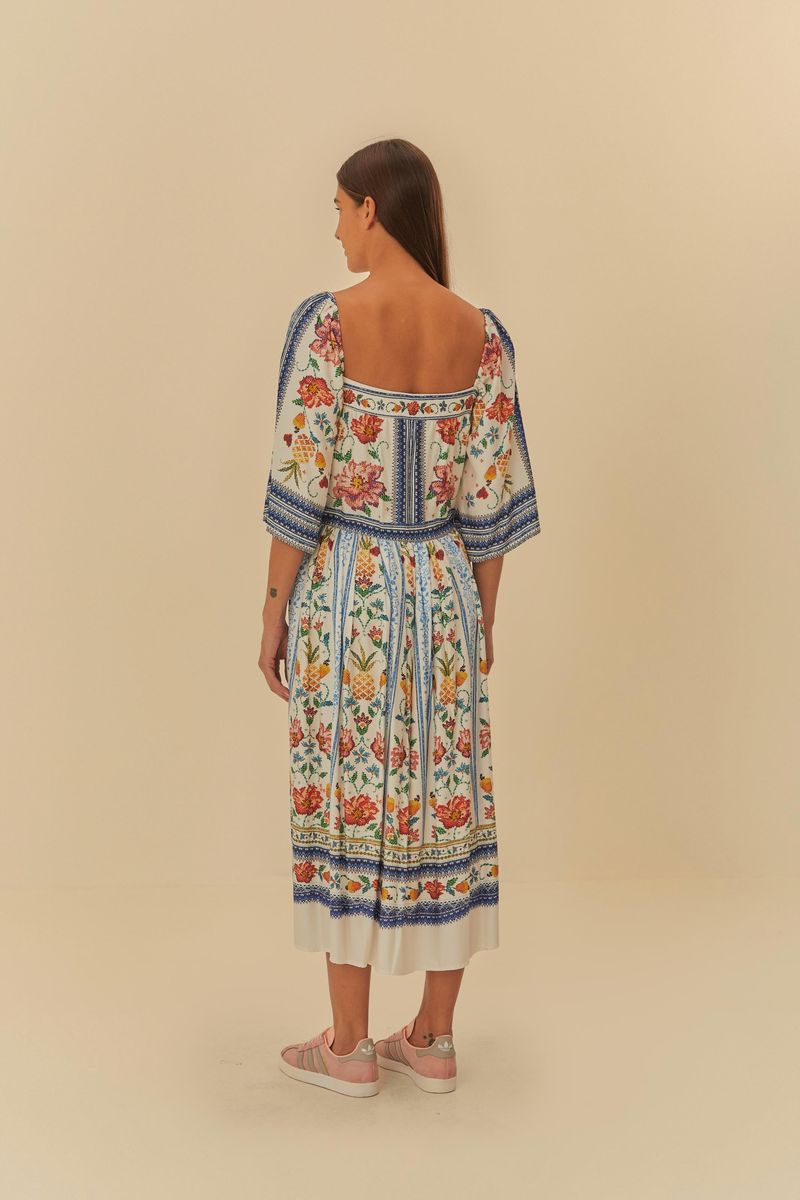 Vista trasera del vestido estampado con diseño floral y geométrico, mostrando el escote en la espalda.