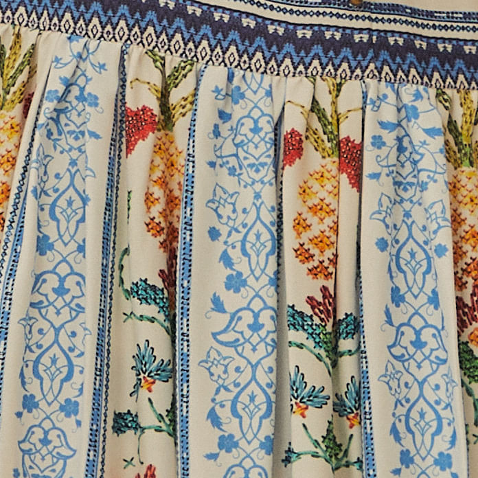 Detalle-del-borde-del-vestido-con-diseño-geometrico-y-floral.