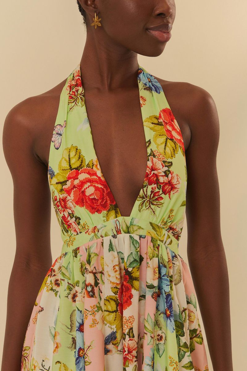 Detalle del corpiño del vestido con estampado floral, mostrando el escote profundo y la cintura ajustada.