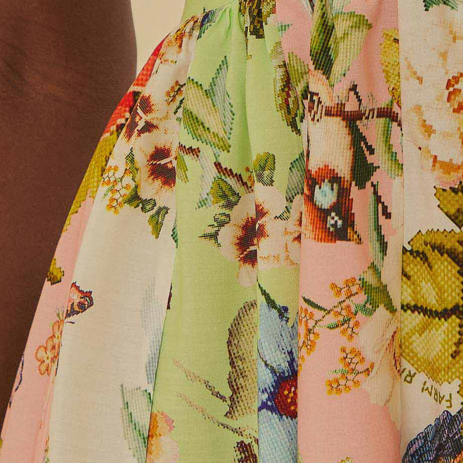 Detalle-de-la-falda-del-vestido-con-estampado-floral-destacando-el-diseño-y-los-colores-vibrantes.
