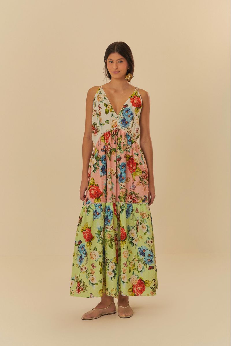 Vista frontal del vestido floral largo con patrón colorido.