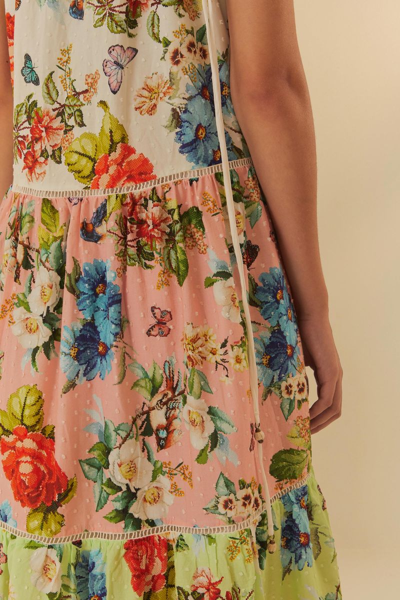 Close-up del patrón floral vibrante del vestido.