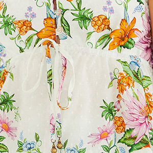 Detalle-de-la-parte-trasera-de-la-blusa-con-estampado-floral-y-de-frutas.