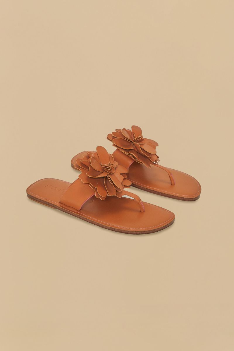 Sandalias-Heliconia-Flat-en-marron-con-detalles-florales-decorativos