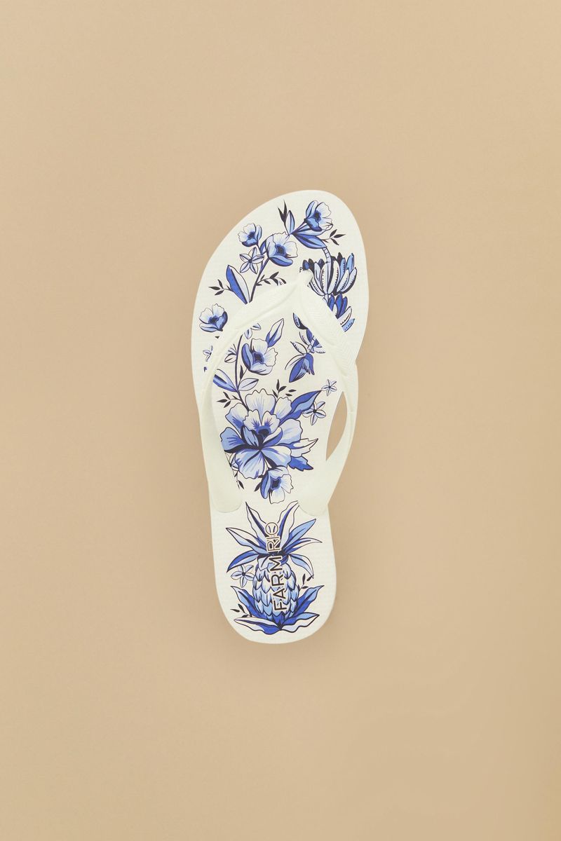 Close-up-del-estampado-floral-azul-y-blanco-del-chinelo.