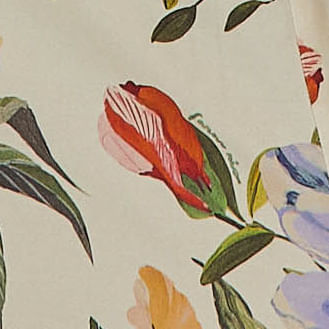 Vista-trasera-del-vestido-largo-con-estampado-floral-vibrante-y-tirantes-delgados.