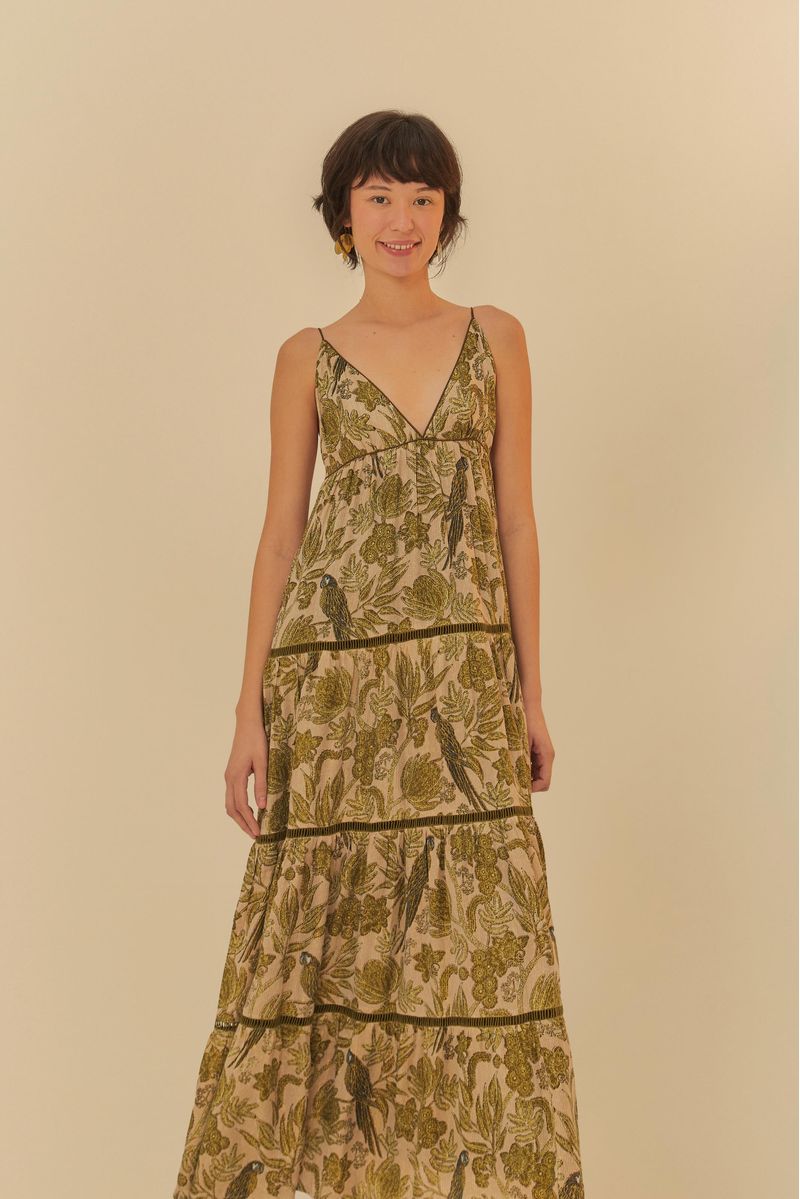 Imagen de un vestido largo con estampado floral en tonos de verde y beige, visto de frente.