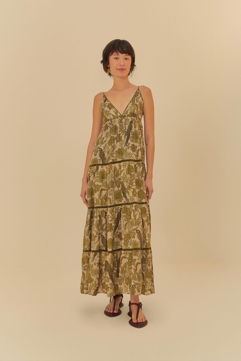 Imagen de un vestido largo con estampado floral en tonos de verde y beige, visto de espaldas.