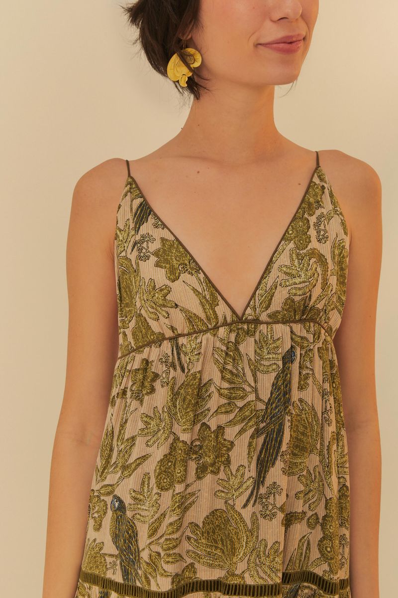Imagen de un vestido largo con estampado floral en tonos de verde y beige, mostrando detalles del escote.