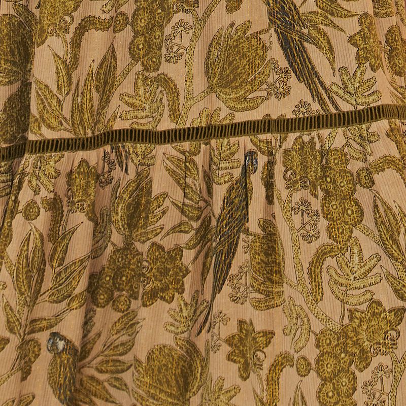 Imagen-de-un-vestido-largo-con-estampado-floral-en-tonos-de-verde-y-beige-mostrando-detalles-del-tejido.