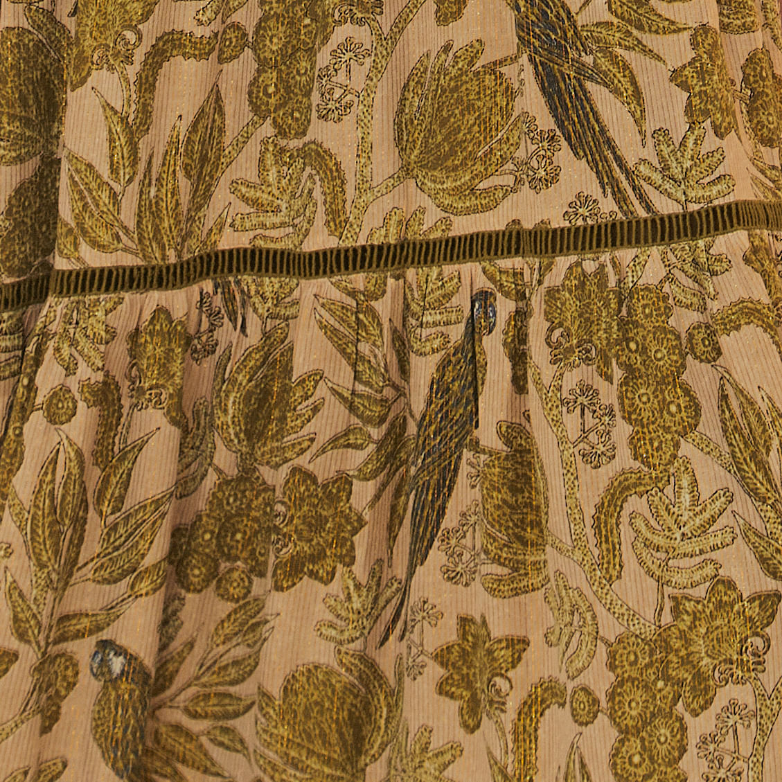 Imagen-de-un-vestido-largo-con-estampado-floral-en-tonos-de-verde-y-beige-mostrando-detalles-del-tejido.