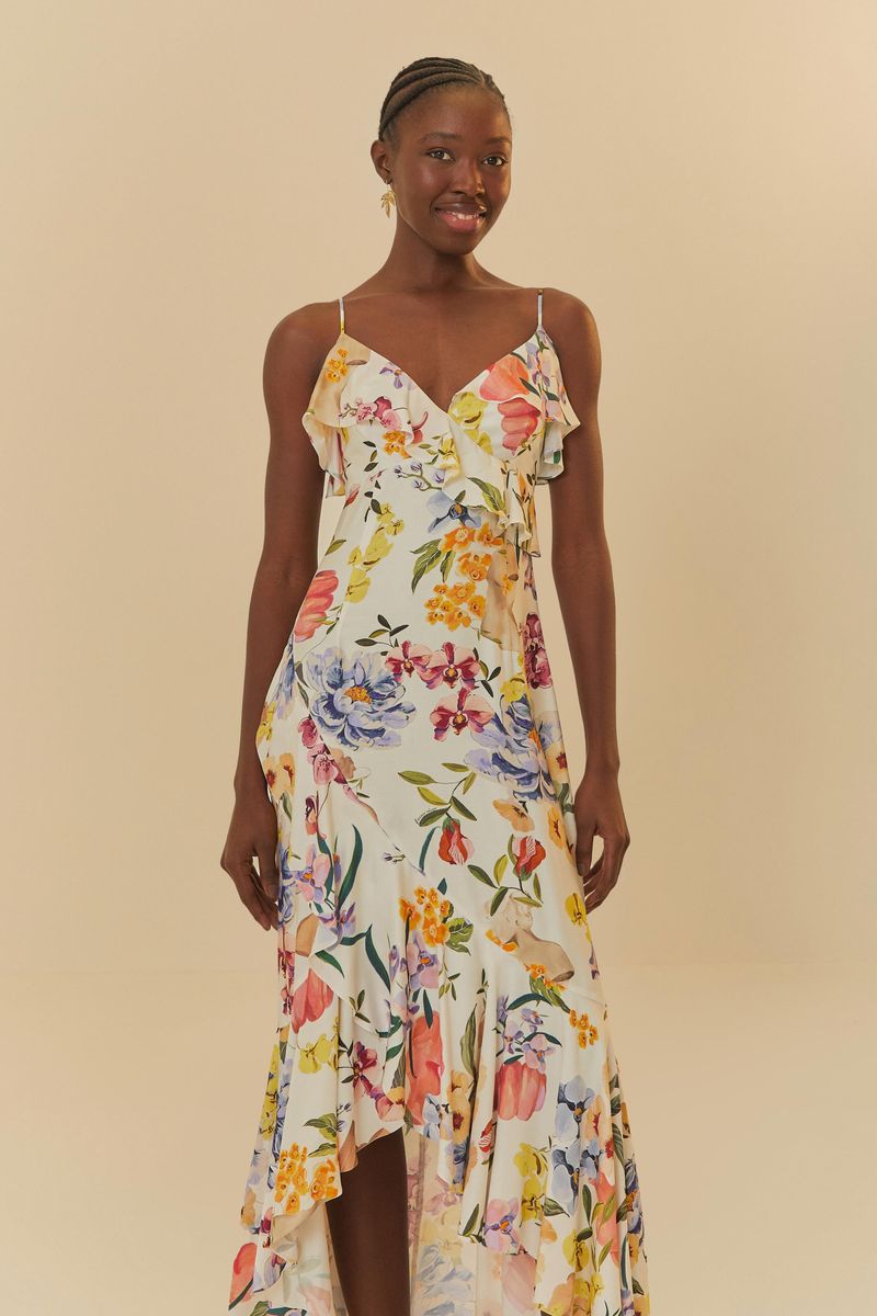 Vestido largo con estampado floral vibrante, tiras finas y escote en V, mostrado sobre un fondo neutro.